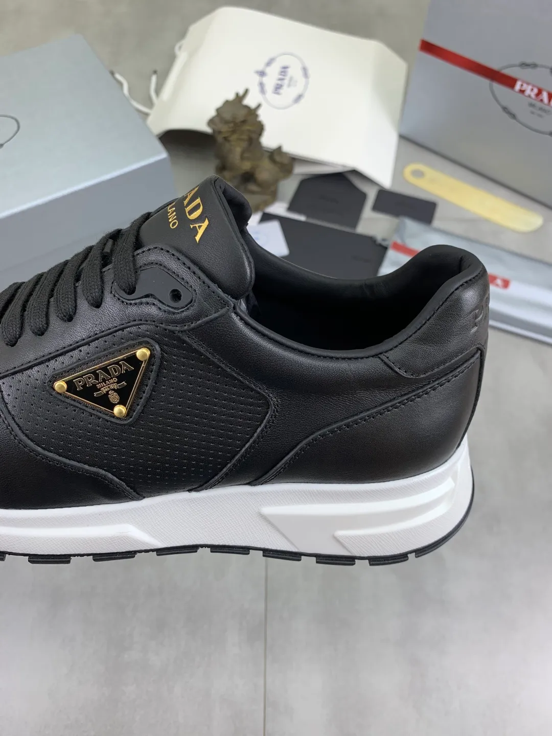 Men's shoes 💰P580💰 [New style] High version official website popular models are on the market, 🆘 Trendy brand (Prada) mainly promotes popular models, avant-garde and versatile fashion men's shoes private version mold opening, cowhide surface splicing 1:1.. Fashionable and simple, original imported cowhide lining cowhide feet; the atmosphere and personality are more fashionable, eye-catching and pursuing class. It will subvert the old idea and be a must-have for fashion trendsetters with you! Must keep it for yourself! Tall and comfortable, large and low, high-end quality workmanship. Size: 38-45; 5️⃣ colors available.